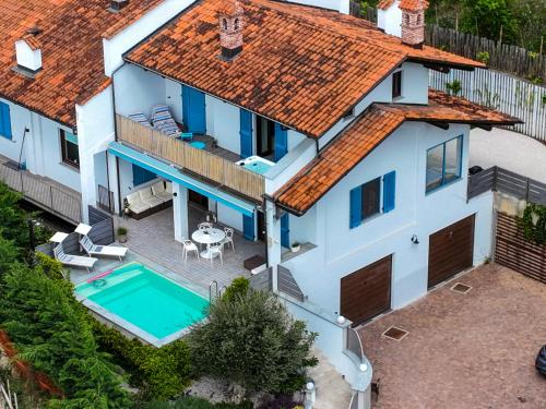 Villa Monforte Barolo with private pool LANGHE GATEWAY — 4-Star Luxury Hotel in Monforte D'alba, Italy
