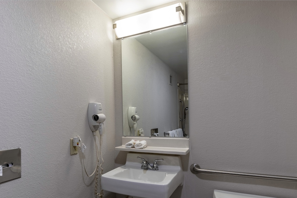 HomeTown Inn by Red Roof East Syracuse - photo 34