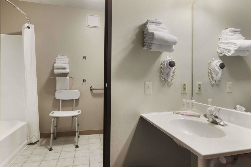 Super 8 by Wyndham Sioux Falls 41st Street - photo 10