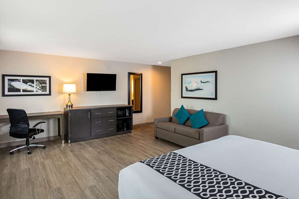 La Quinta Inn & Suites by Wyndham Las Vegas Nellis - photo 24