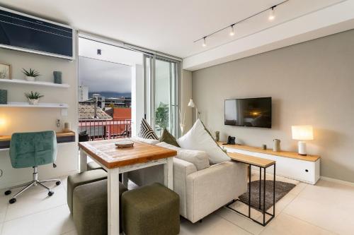 The Rose 102 2Bedroom Apartment with Rooftop Pool — 4-Star Luxury Hotel in Cape Town, South Africa