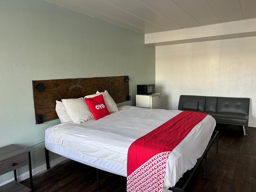 OYO Hotel Downtown Peoria I 74 - photo 28