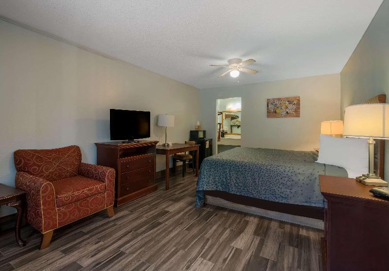 Econo Lodge Inn & Suites Fulton Rockport - photo 74