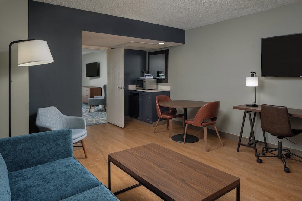 Four Points by Sheraton Suites Tampa Airport Westshore - photo 11