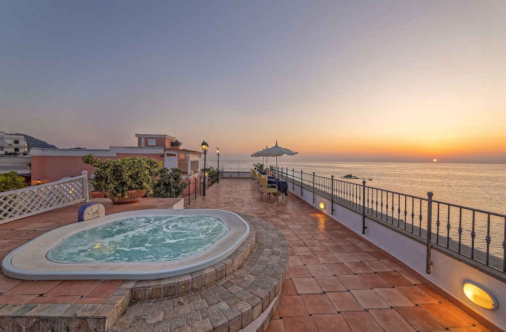 Hotel Nettuno - carbon neutral hotel in Forio