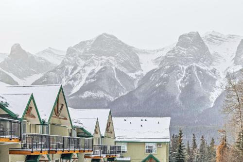 Scenic 2BR Haven with MTN Views Near DT Banff in Canmore, Canada