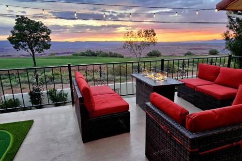 Cliff Views Hot Tub SUPs Boat Parking Sleeps 16 — 4-Star Luxury Hotel in Page, United States