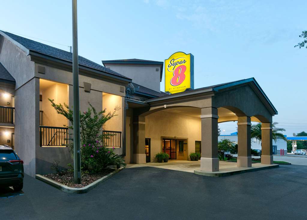 Super 8 by Wyndham Diberville Biloxi Area — hotel in D'iberville