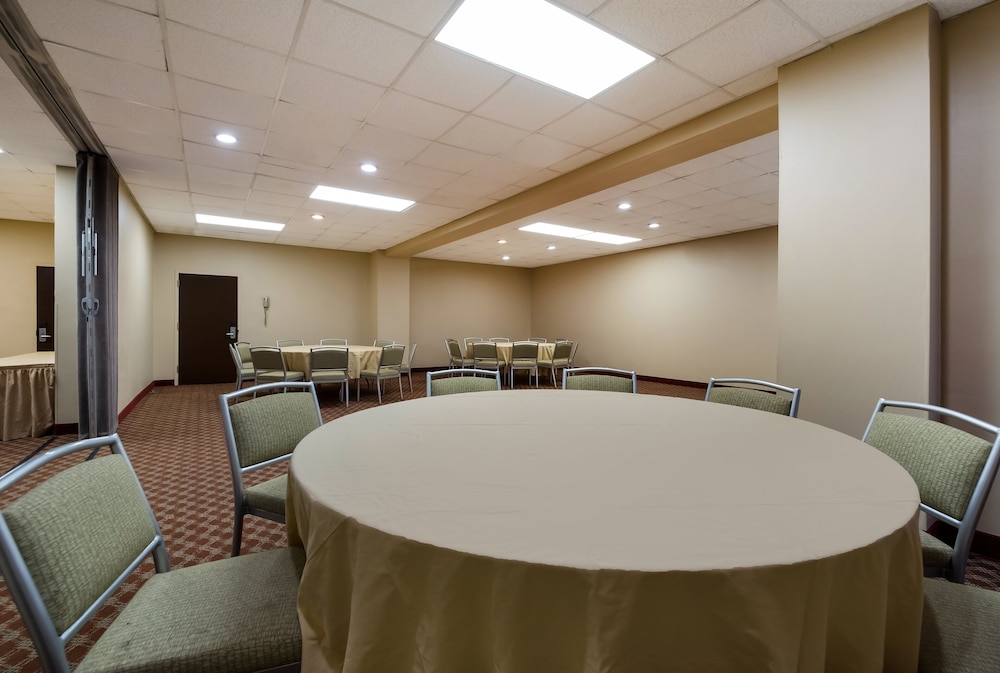 Red Roof Inn & Suites Newark University - photo 40