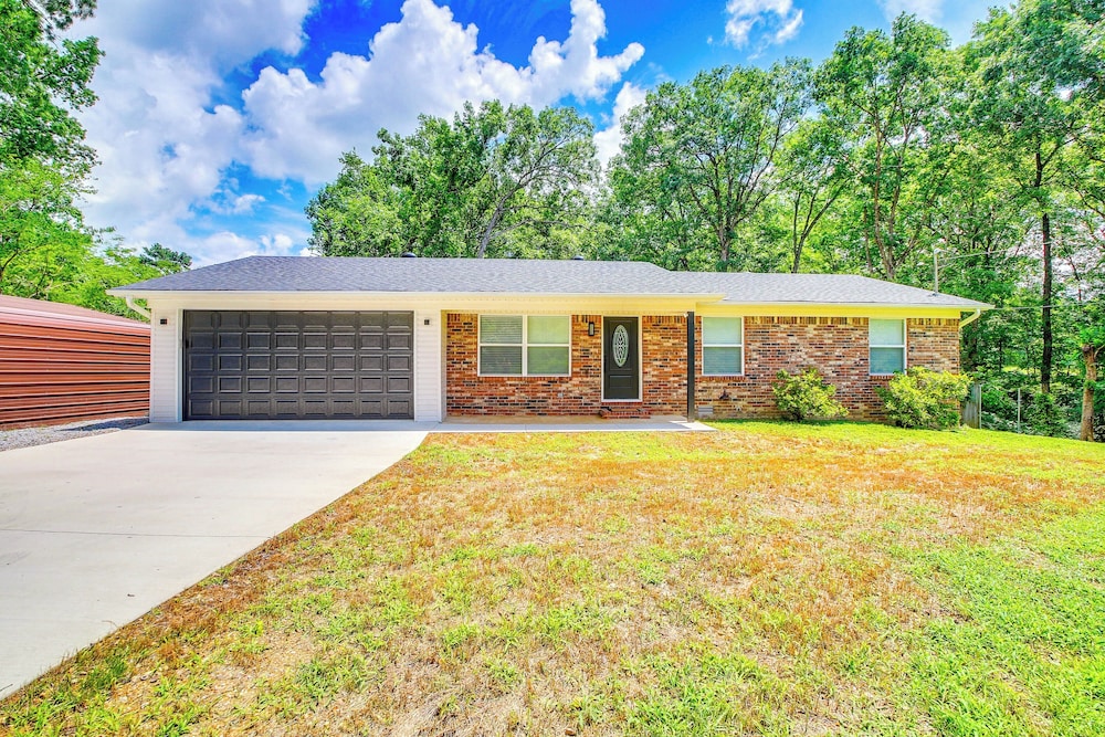 6 Mi to Dtwn: Hot Springs Abode w Yard in Hot Springs, United States