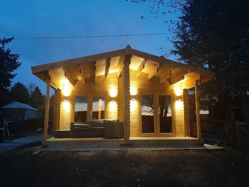 Bishy Barnabees country lodge with hot tub — 4-Star Luxury Hotel in Swaffham, United Kingdom