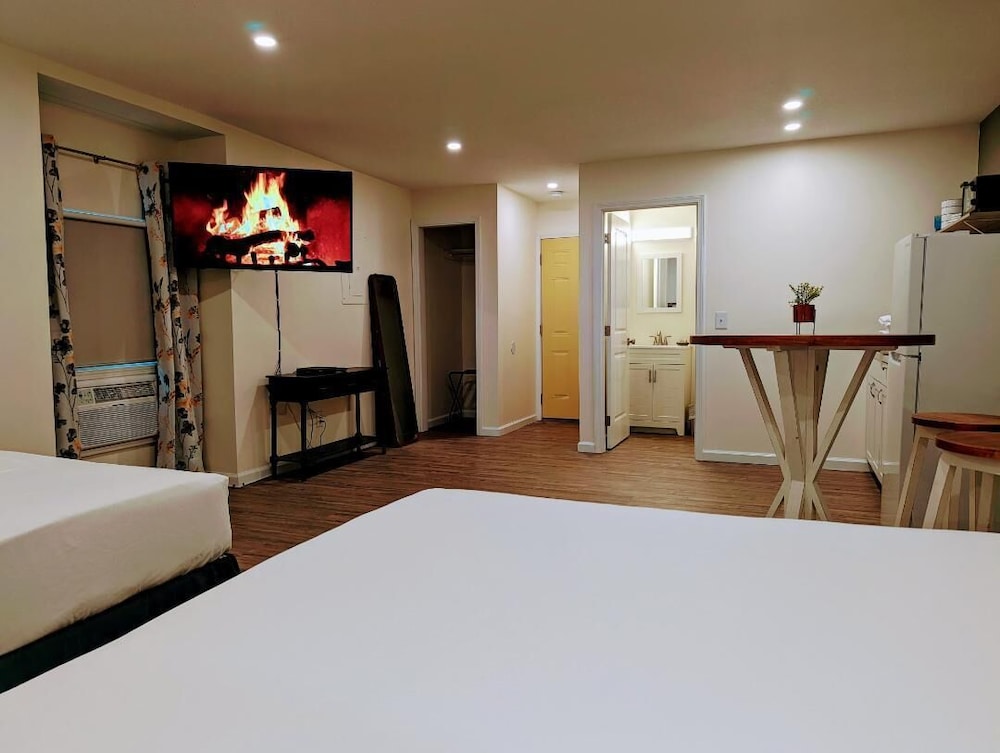 The Honey Bee Motel - photo 7