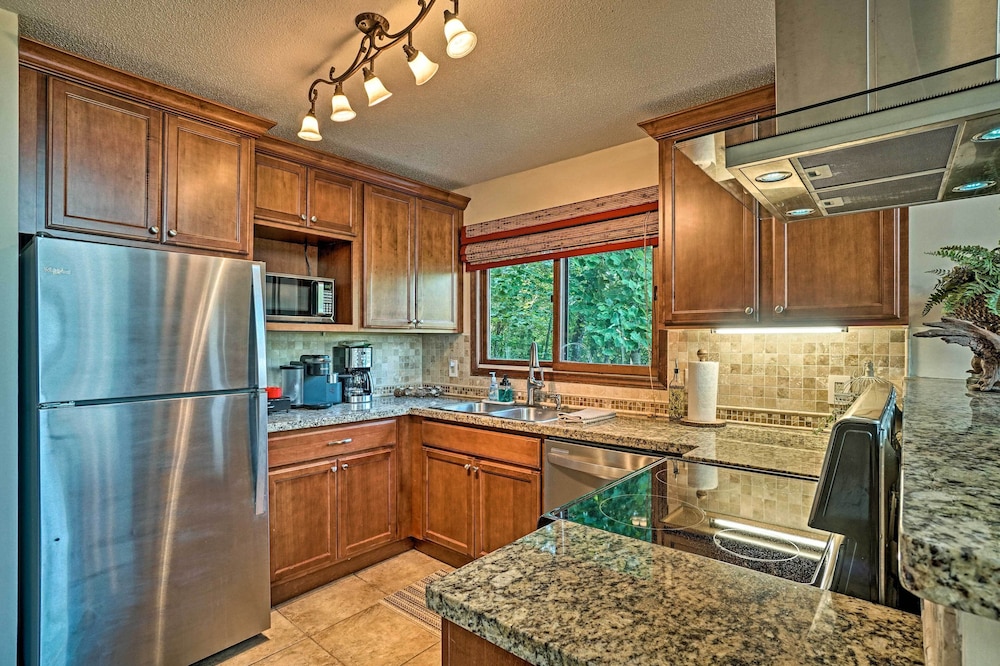 Hot Tub and Game Room Mountain Retreat in Otto — hotel in Sky Valley