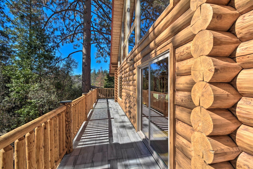Walk to Pine Mountain Lake Spacious Family Cabin — 4-Star Luxury Hotel in Groveland, United States