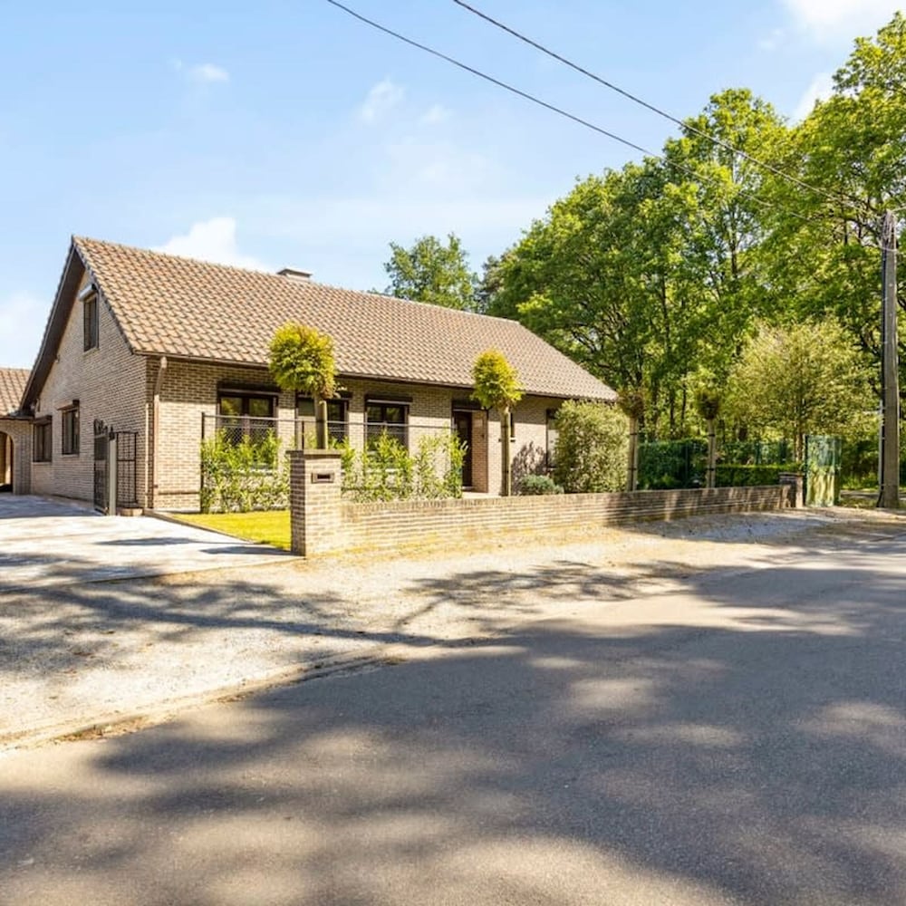 Holiday Home in the Greenery of Limburg — 4-Star Luxury Hotel in Houthalen, Belgium