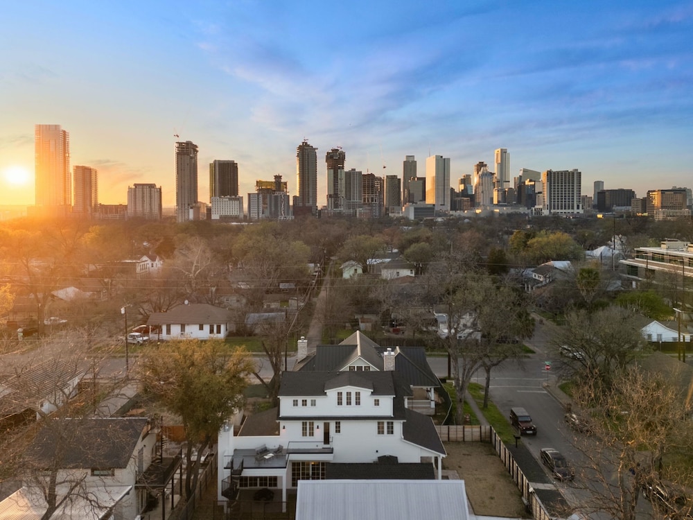 Skyline Chic Farmhouse Austin — 4-Star Luxury Hotel in Austin, United States