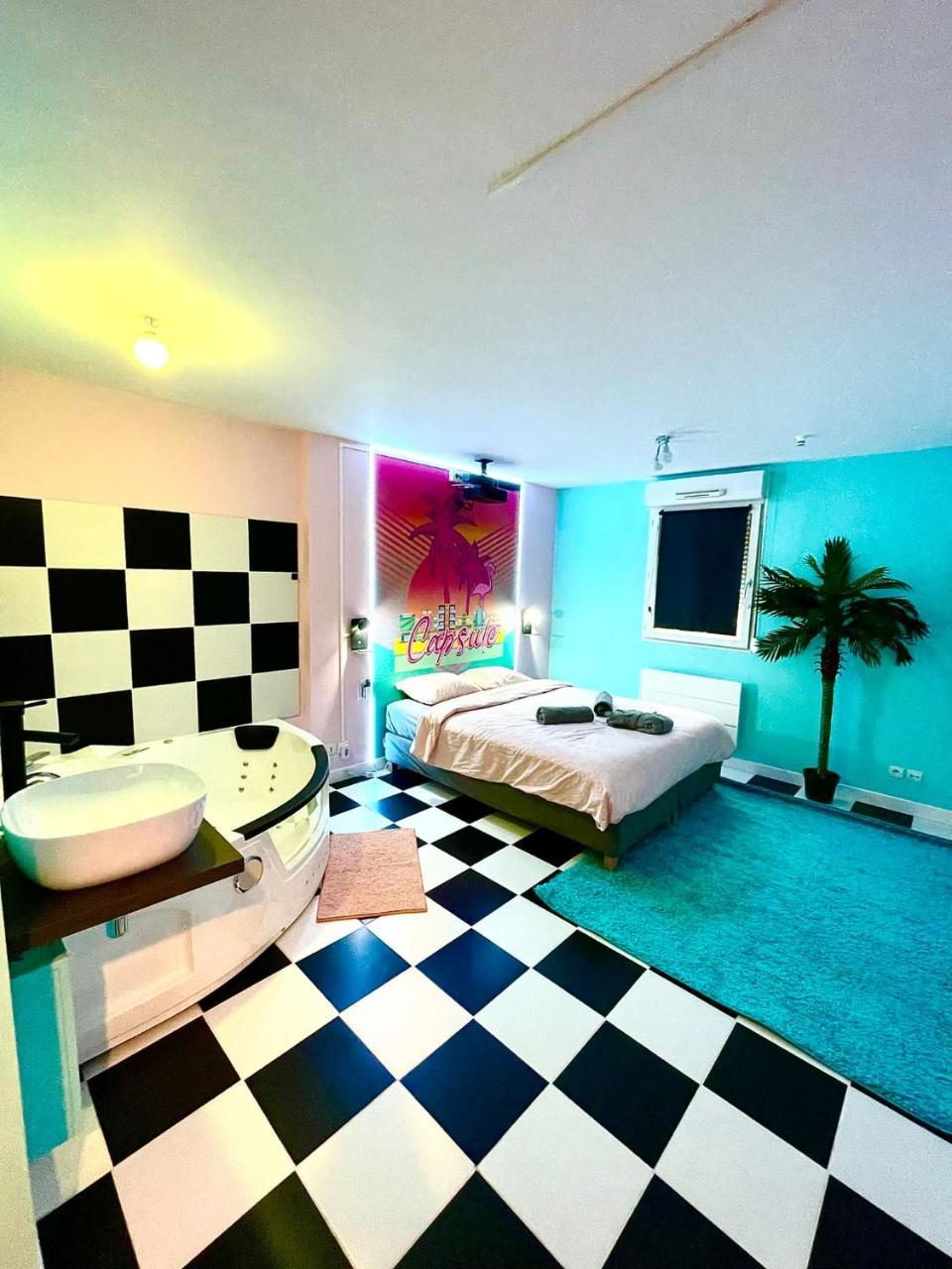 Capsule Miami Vice Jacuzzi Billard Ecran Cinema & Netflix Ping Pong Nintendo & Jeux — hotel in Lievin