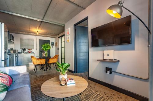 Chic Warehouse Style 1 bedroom Blouberg Beachfront 14 Manhattan