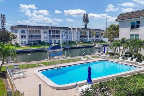 Waterfront 2 Bedroom Retreat in Longboat Key — 4-Star Luxury Hotel in Longboat Key, United States