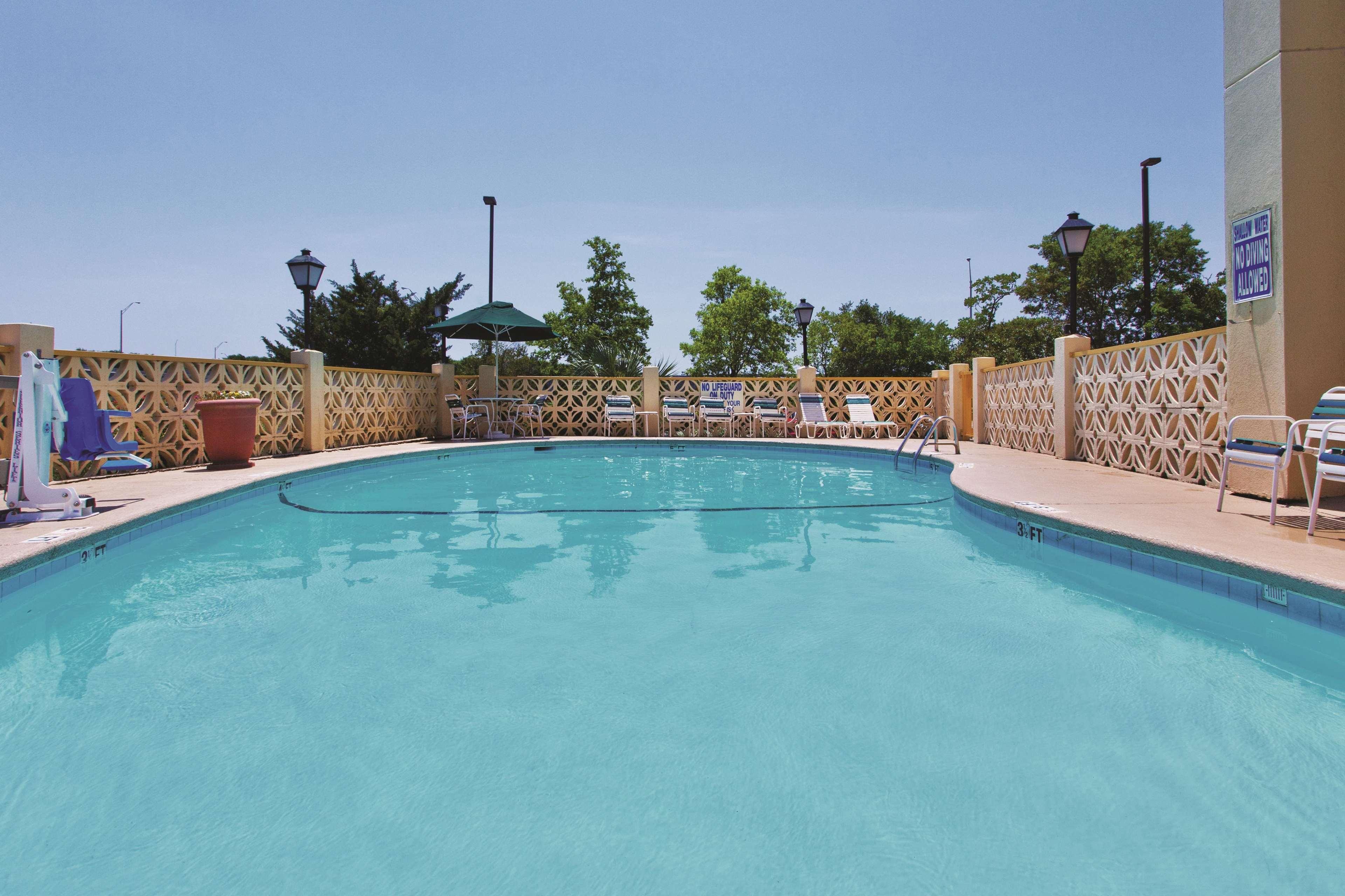 La Quinta Inn & Suites by Wyndham Charleston Riverview - photo 7