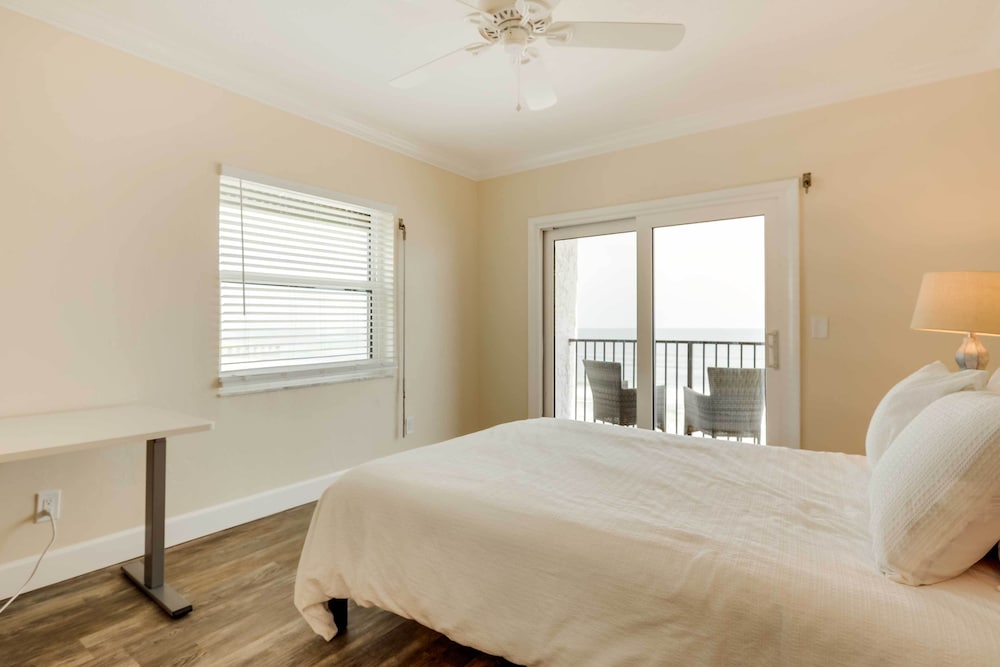 Oceanfront Retreat w Beach & Resort Access - photo 3