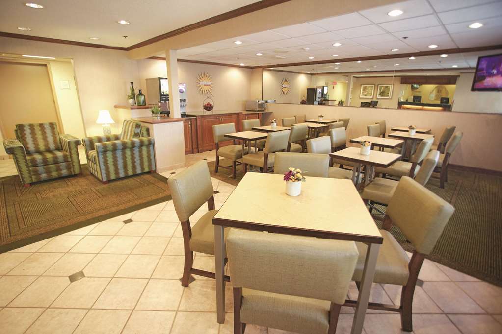La Quinta Inn by Wyndham Milwaukee Airport Oak Creek - photo 35