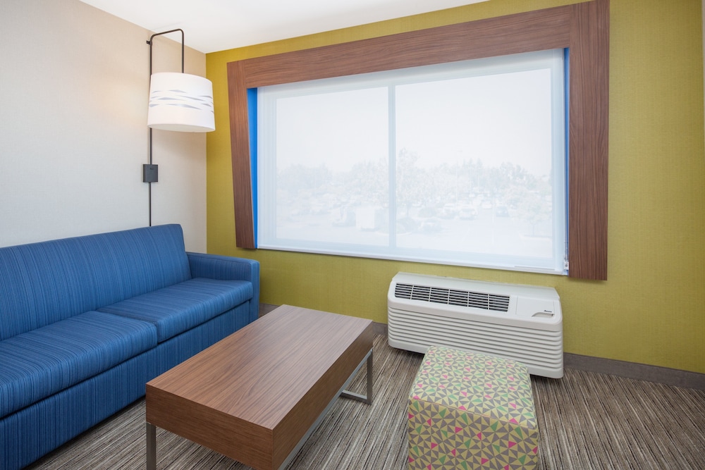 Holiday Inn Express & Suites Chico by IHG - photo 13