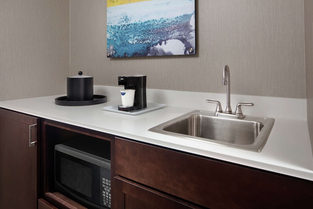 Hampton Inn & Suites Teaneck Glenpointe - photo 16