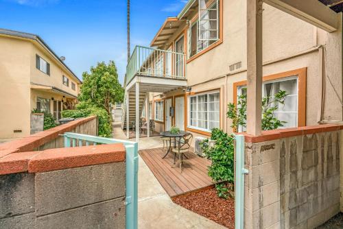 Charming Apartment — 4-Star Luxury Hotel in Santa Monica, United States