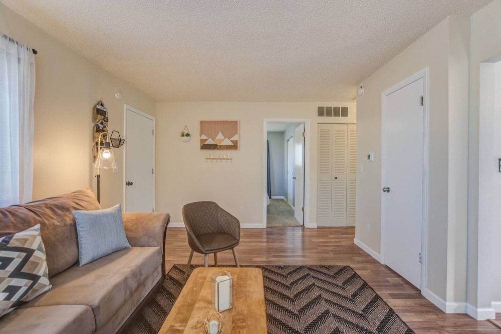2BR Aptmt Parks Private Deck Mountain Views - photo 16