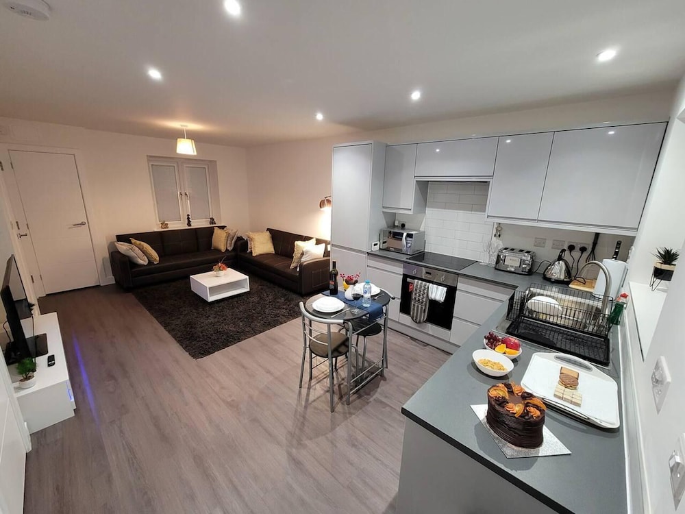 New build home with WI FI Smart TV dedicated office floor large terrace and Free parking — 4-Star Luxury Hotel in Milton Keynes, United Kingdom