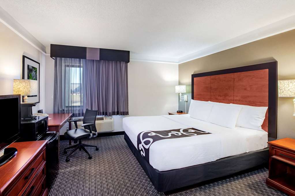 La Quinta Inn & Suites by Wyndham Houston Baytown East - photo 10