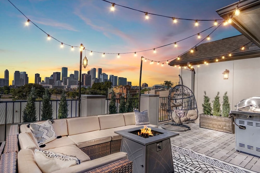 Luxury Downtown Home w Rooftop Deck in the Skyline — 4-Star Luxury Hotel in Houston, United States