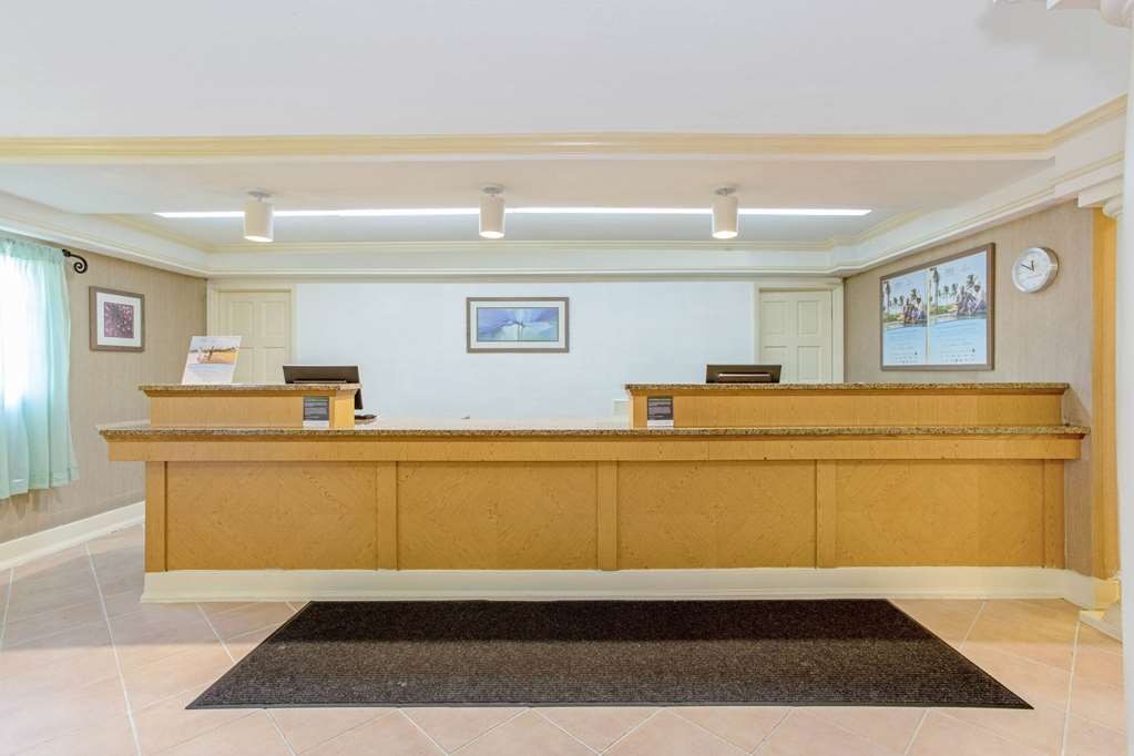 La Quinta Inn by Wyndham Orlando Airport West - photo 4