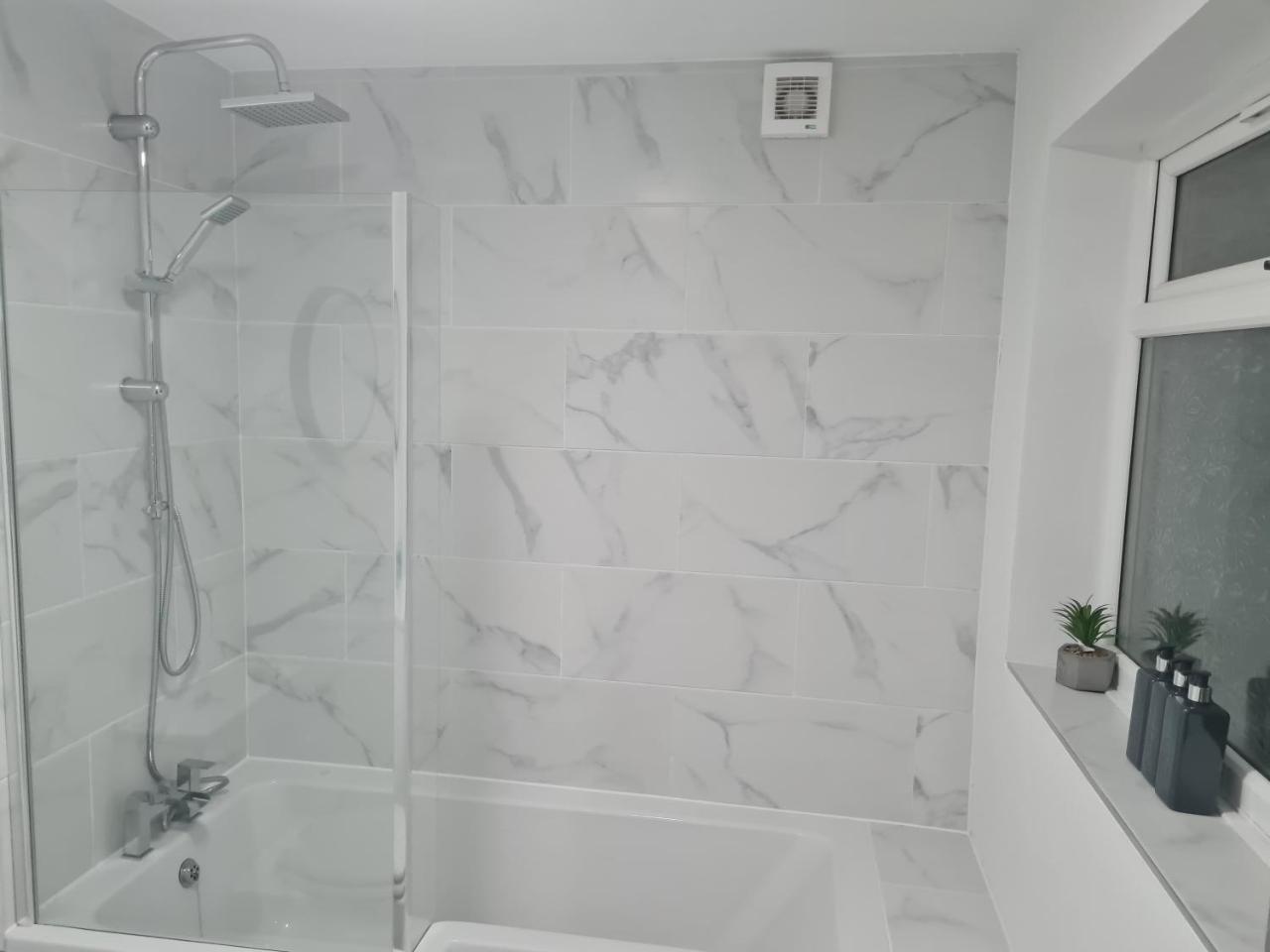 Primrose Stays 3 bedroom House — 4-Star Luxury Hotel in Stoke-On-Trent, United Kingdom