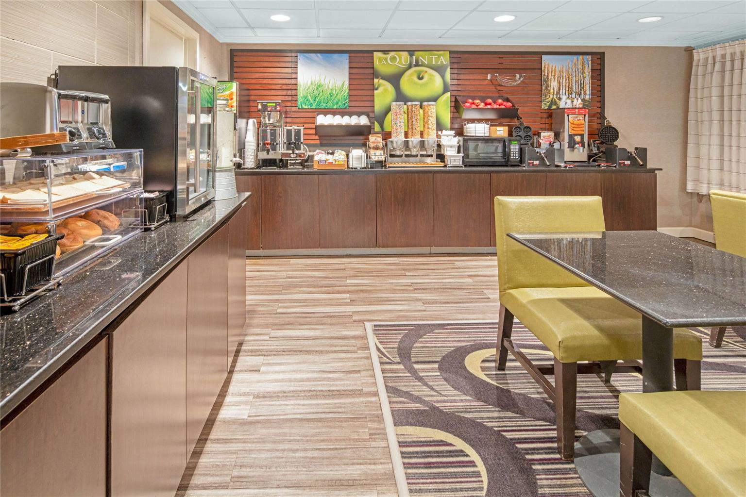 La Quinta Inn & Suites by Wyndham Baton Rouge Siegen Lane - photo 50