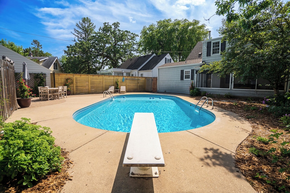 Shoreline Villa — 4-Star Luxury Hotel in Robbinsdale, United States