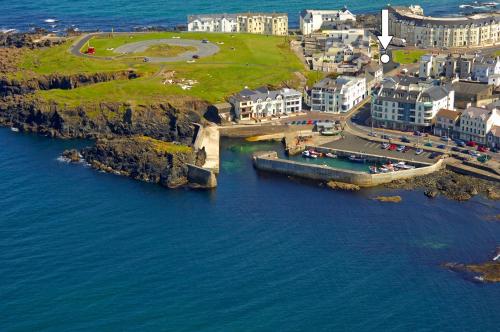 Harbour Views 3 Bed Townhouse with private off street parking and office — 4-Star Luxury Hotel in Portstewart, United Kingdom