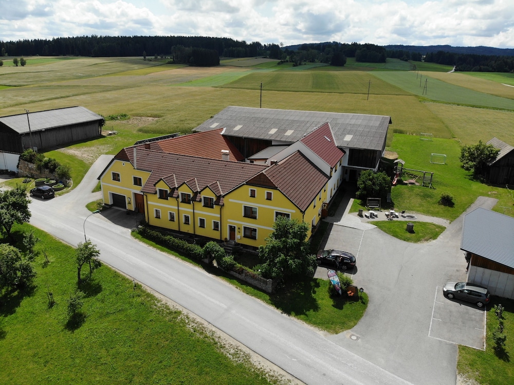 Bio Bauernhof Hipp Bruckner — hotel in Weitra