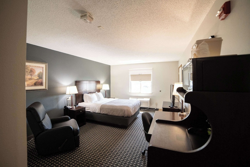 Quality Inn & Suites Watertown near Prairie Lakes Ice Arena - photo 10