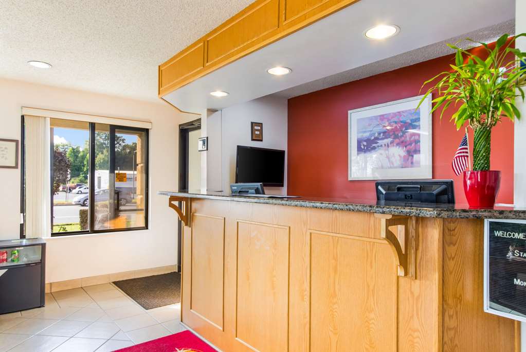Econo Lodge Norwalk - photo 8