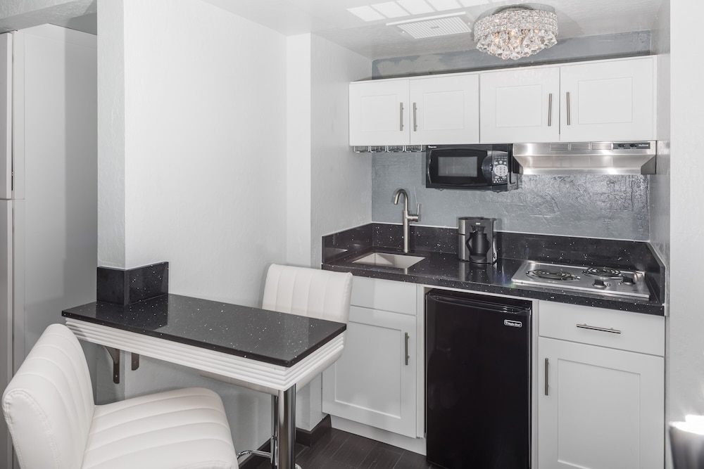 Lions Gate Hotel - photo 23