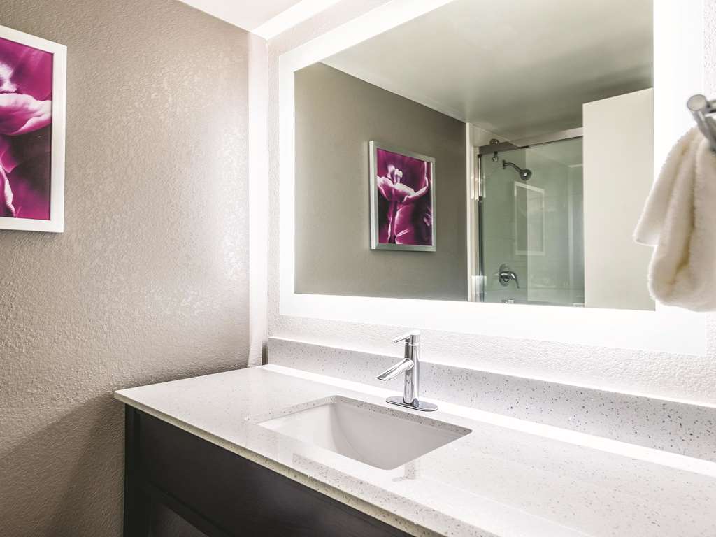 La Quinta Inn & Suites by Wyndham Cincinnati Sharonville - photo 27