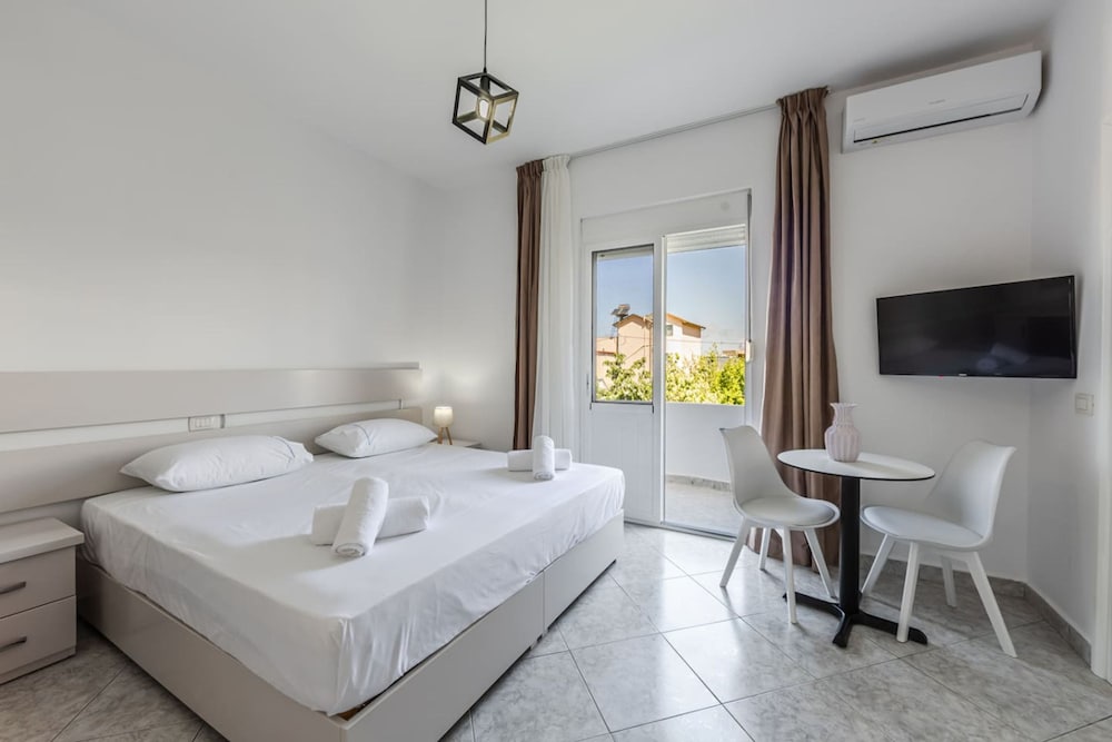 Serene Studio with Balcony Golem by PikHost — 4-Star Luxury Hotel in Golem, Albania