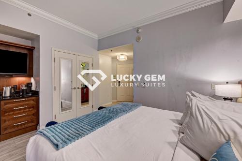 Lucky Gem Penthouse & Luxury Suites at Signature Resort Balcony Strip View 3505