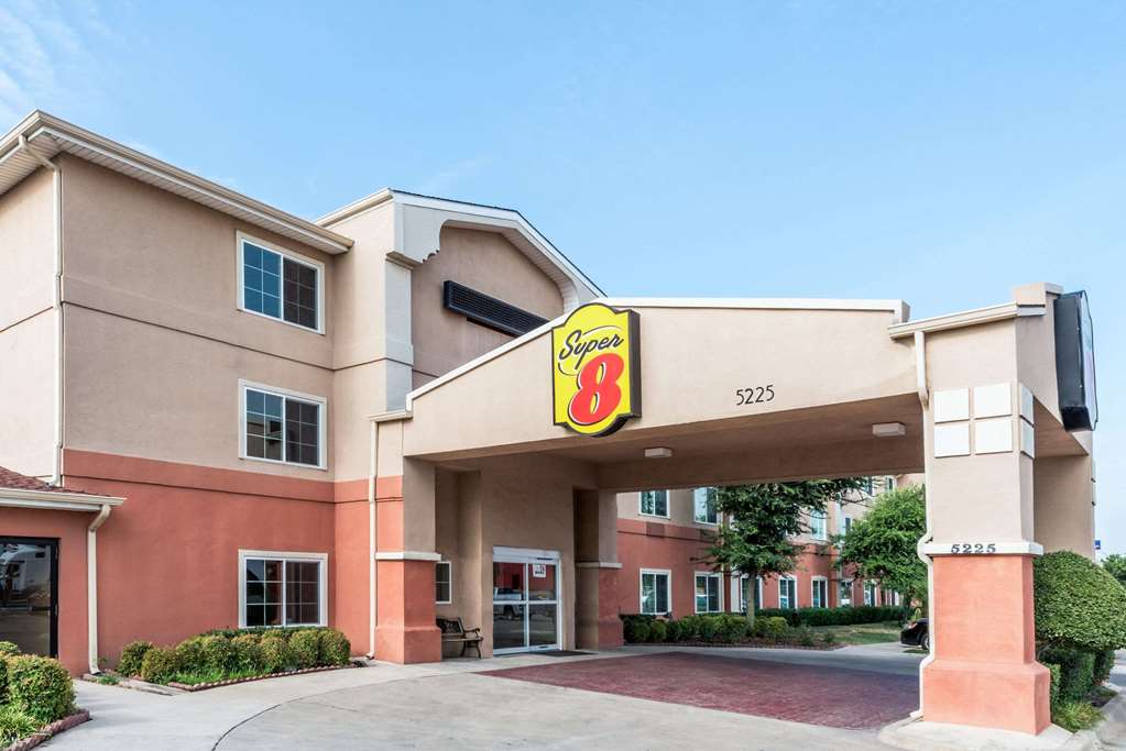 Super 8 by Wyndham Fort Worth North in Fort Worth, United States