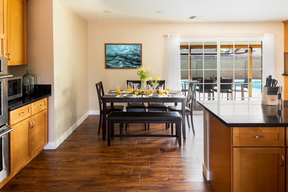 West Ridge by Avantstay Pool Fire Pit Al Fresco Dining 7 Mins to Downtown - photo 10