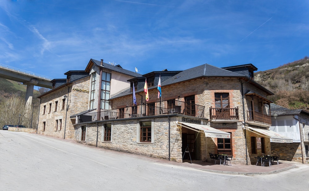 Hotel Ambasmestas — hotel in Vega De Valcarce