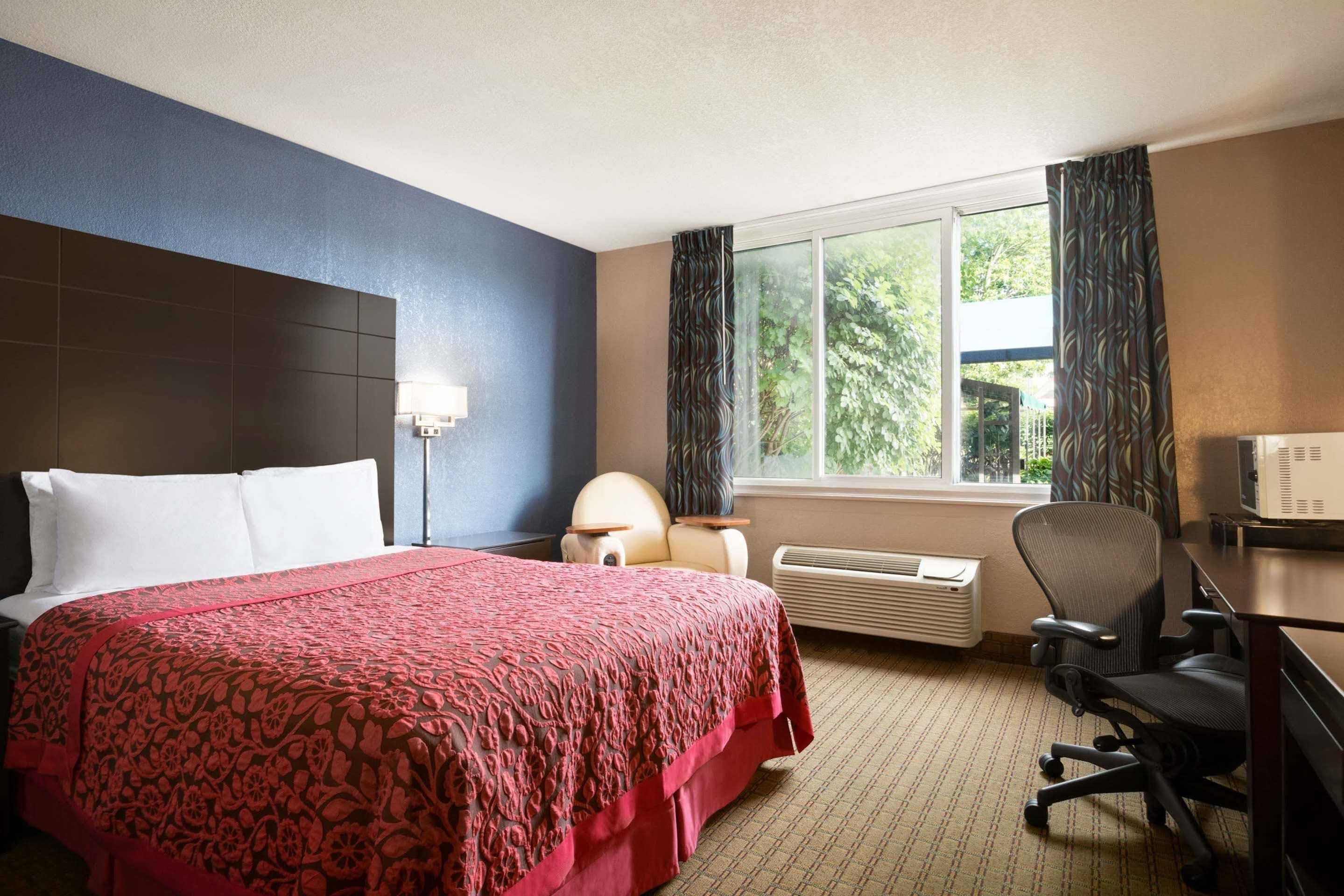 Days Inn Willoughby Cleveland - photo 7