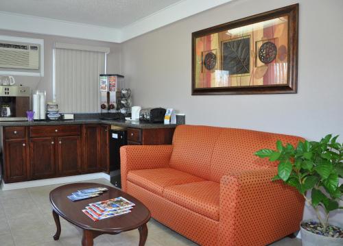 Merrimac Inn & Suites - photo 8